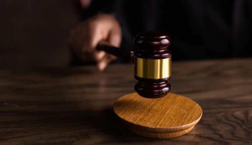 Beïnvloedt de motiveringsstijl de maatschappelijke acceptatie van rechtspraak?
